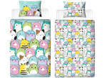 Dečija dvostrana posteljina sa šarenim likovima Squishmallows-a na svetloplavoj pozadini.
