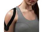 Mulher com fita de cinesiologia sensiplast® no ombro, usando um top esportivo.