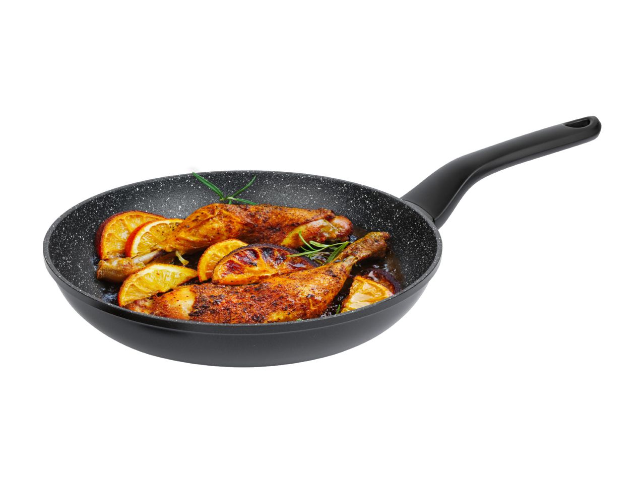 Gebratene Hähnchenkeulen mit Orangen und Rosmarin in einer Pfanne.