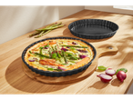 Quiche у црном калупу за тарт Kaiser, са додатним калупима.