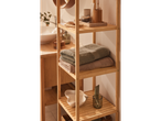 Een elegant bamboe rek voor de badkamer, met handdoeken, accessoires en persoonlijke verzorgingsproducten.