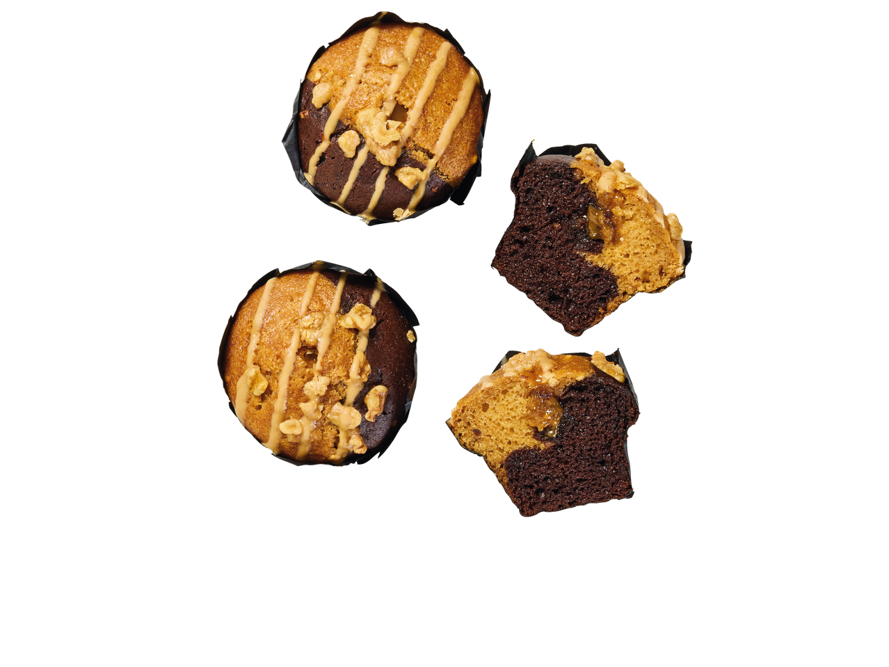 Muffins met gezouten karamel en walnoten, twee heel en twee doormidden gesneden
