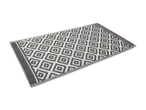 Grau-weißer Teppich mit geometrischem Rautenmuster