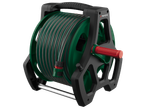 Макара за градински маркуч със зелен маркуч, червена дръжка и сив корпус.