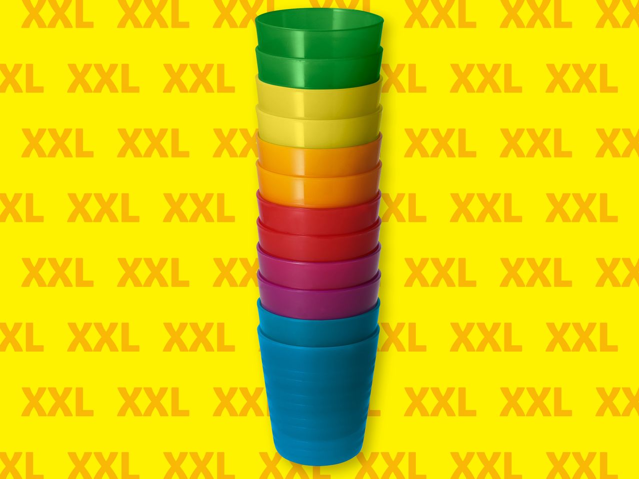 Цветни пластмасови чаши на жълт фон с надпис XXL.