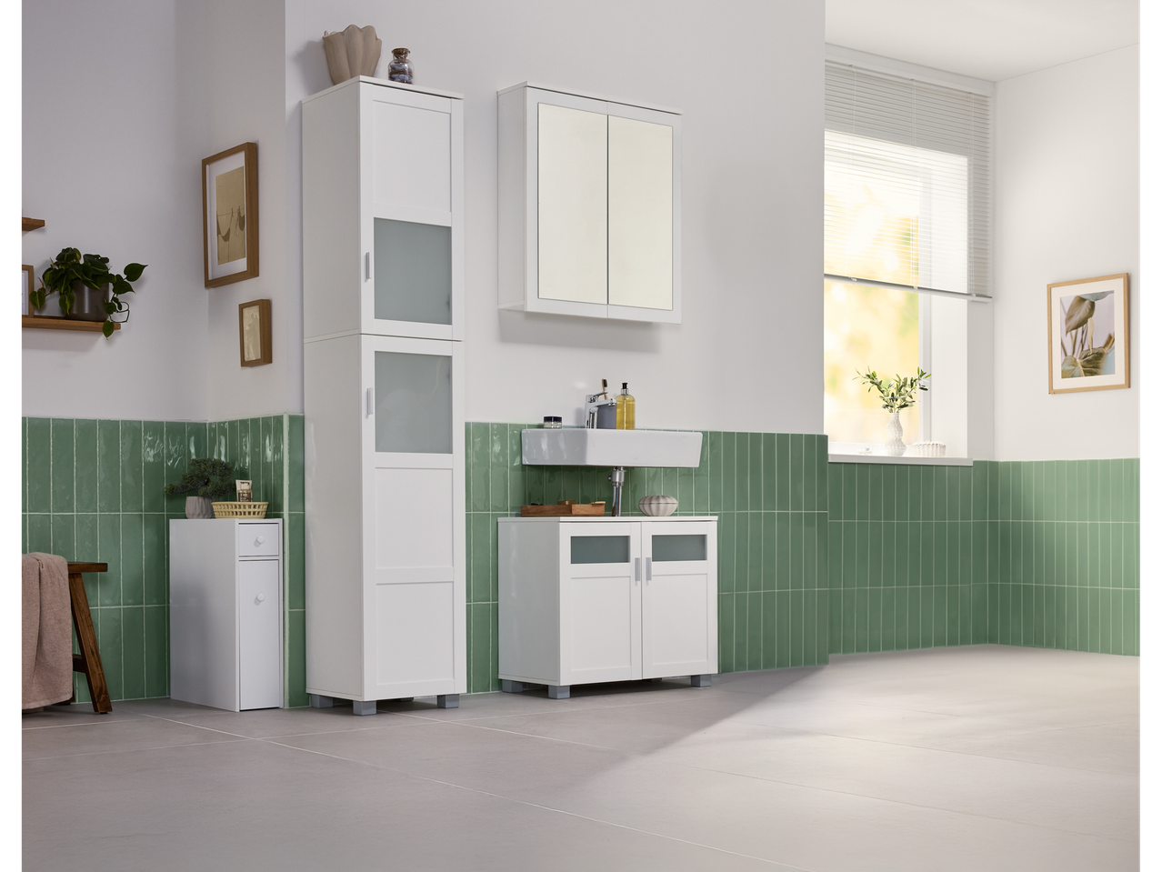 LIVARNO Nischenschrank in einem Badezimmer mit grün gefliesten Wänden und Waschbecken.