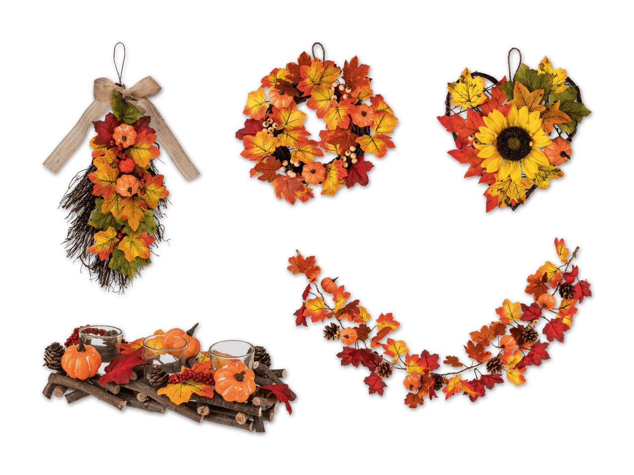 Herbstliche Dekorationen: ein Türkranz, ein Herz, eine Girlande und ein Kerzenhalter mit Kürbissen und Blättern.