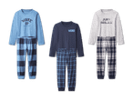 Drei Pyjama-Sets für Kinder mit Langarmshirts und karierten Hosen.