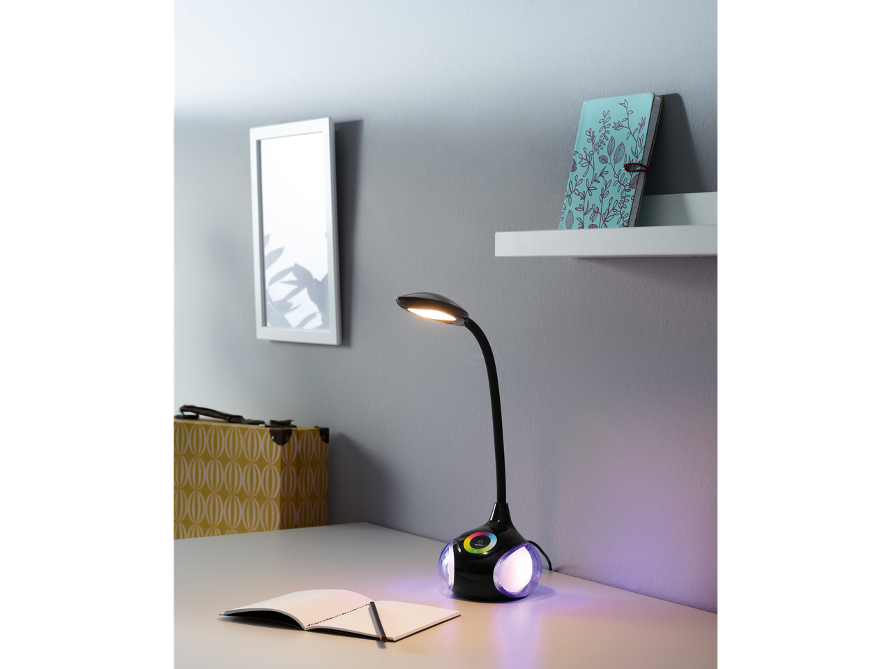 Stolna LED lampa s promjenjivim bojama.