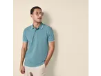 T-shirt polo ESMARA MEN em azul-esverdeado, usada por um homem com óculos de sol.