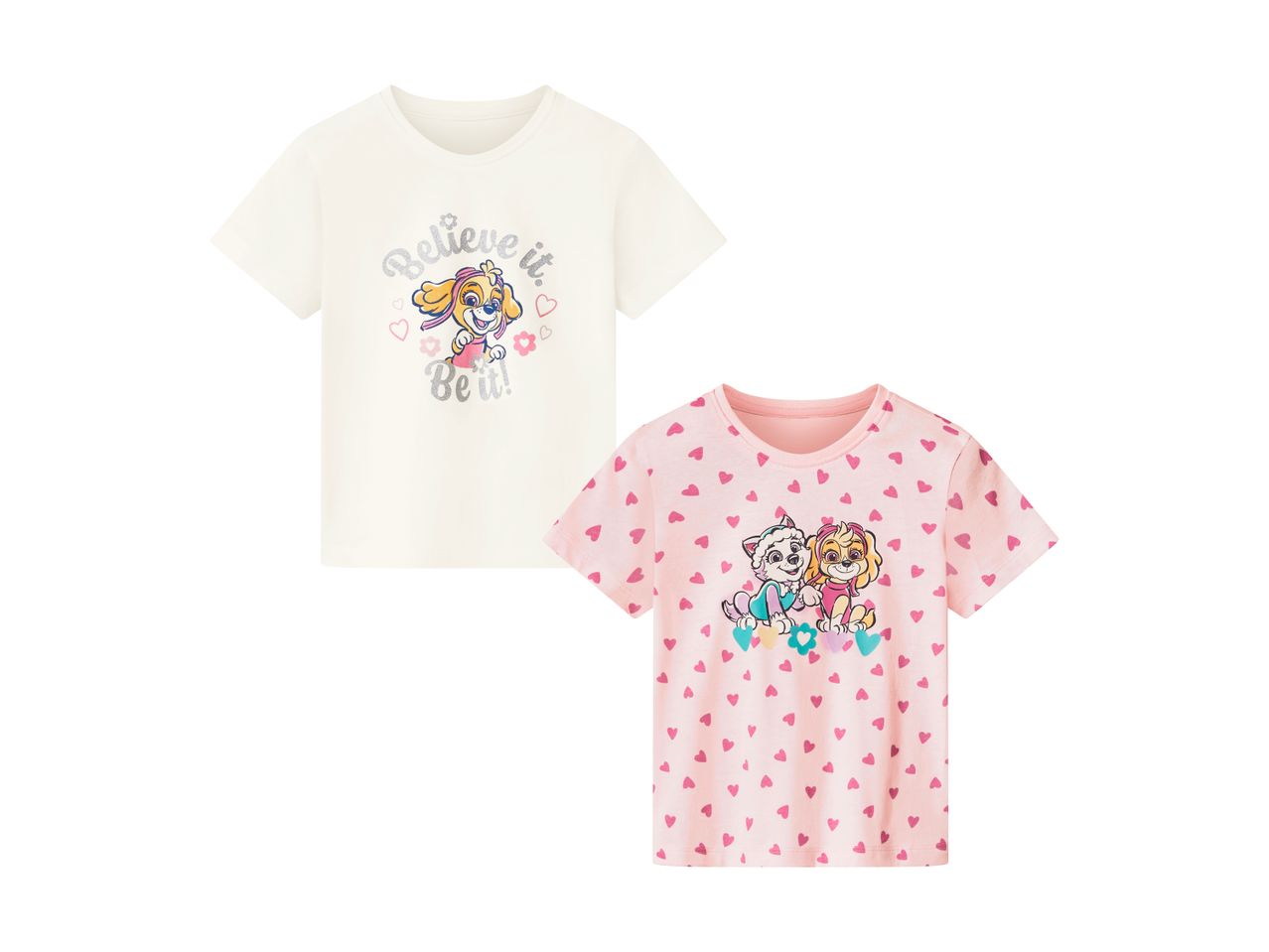To børne-T-shirts: en hvid med en hund og teksten 'Believe it. Be it!', og en lyserød med hjerter og to hunde.