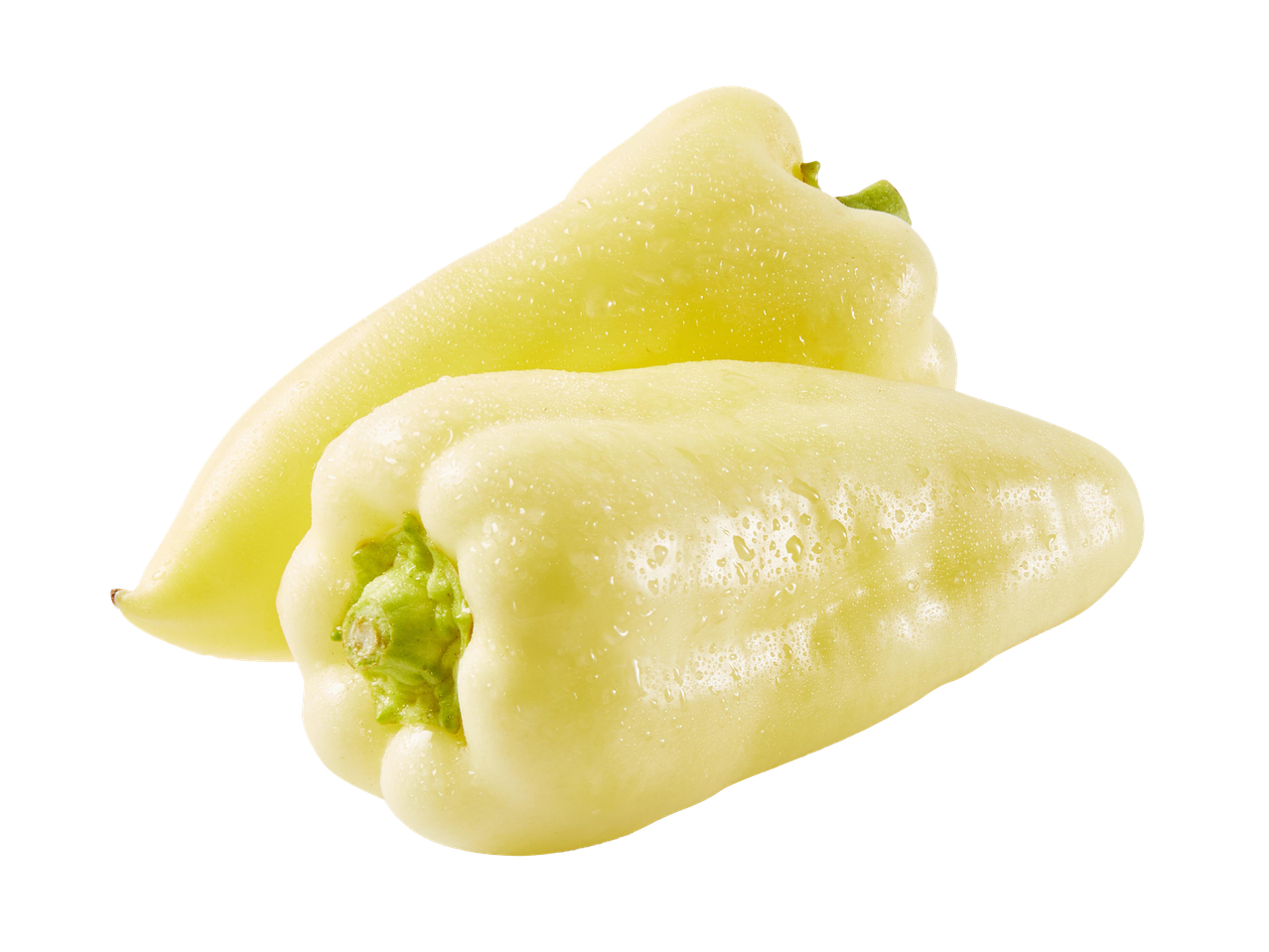 Két friss, világossárga paprika vízcseppekkel, fekete háttér előtt.