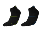 Zwei schwarze Socken mit farbigen Akzenten, eine mit grün, die andere mit blau.