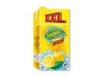 XXL citron iste i en gul karton med isterninger og citroner.