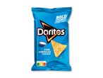 Blå pose med majschips med cool amerikansk smag og en skål dip.