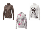 Drei langärmelige Ski-Shirts mit Reißverschluss, darunter ein Zebra-Print, ein Vintage-Ski-Print und ein Porträt-Print.
