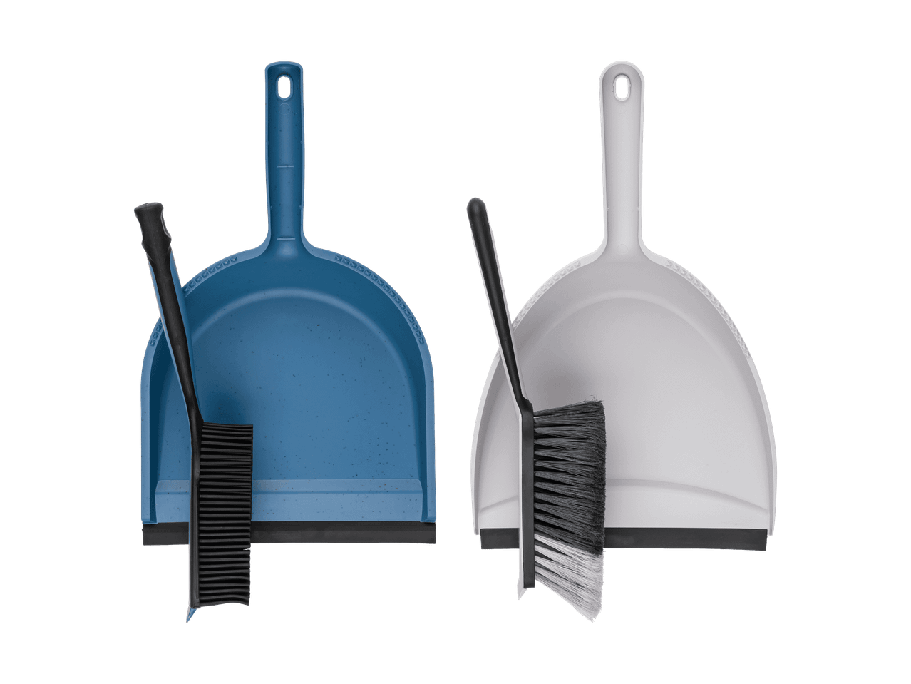 Deux pelles et balayettes, une bleue et une blanche, pour le nettoyage.