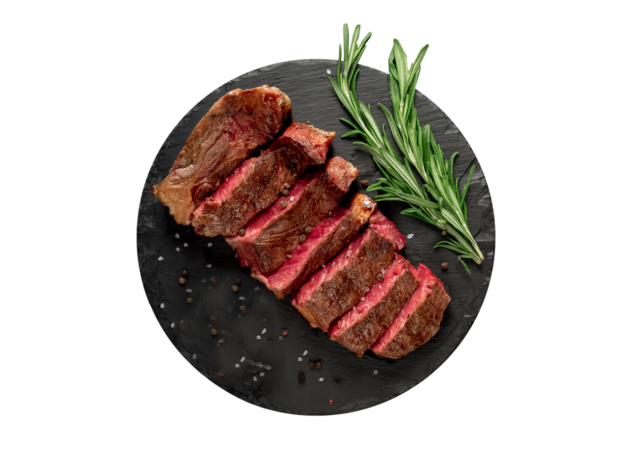 Lõigatud steik rosmariini ja pipraga mustal taldrikul.