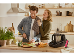Casal a cozinhar com o robot de cozinha Monsieur Cuisine 'Compact' da SILVERCREST® KITCHEN TOOLS.