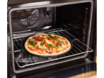 Placa de ferro fundido SILVERCREST com pizza dentro de um forno.
