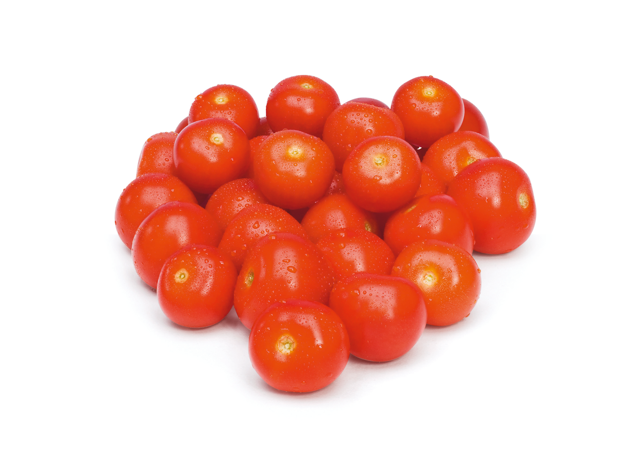 Купчина пресни, червени чери домати с капчици вода върху бял фон