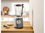 Liquidificador retrô cinza SilverCrest em uma mesa de madeira.