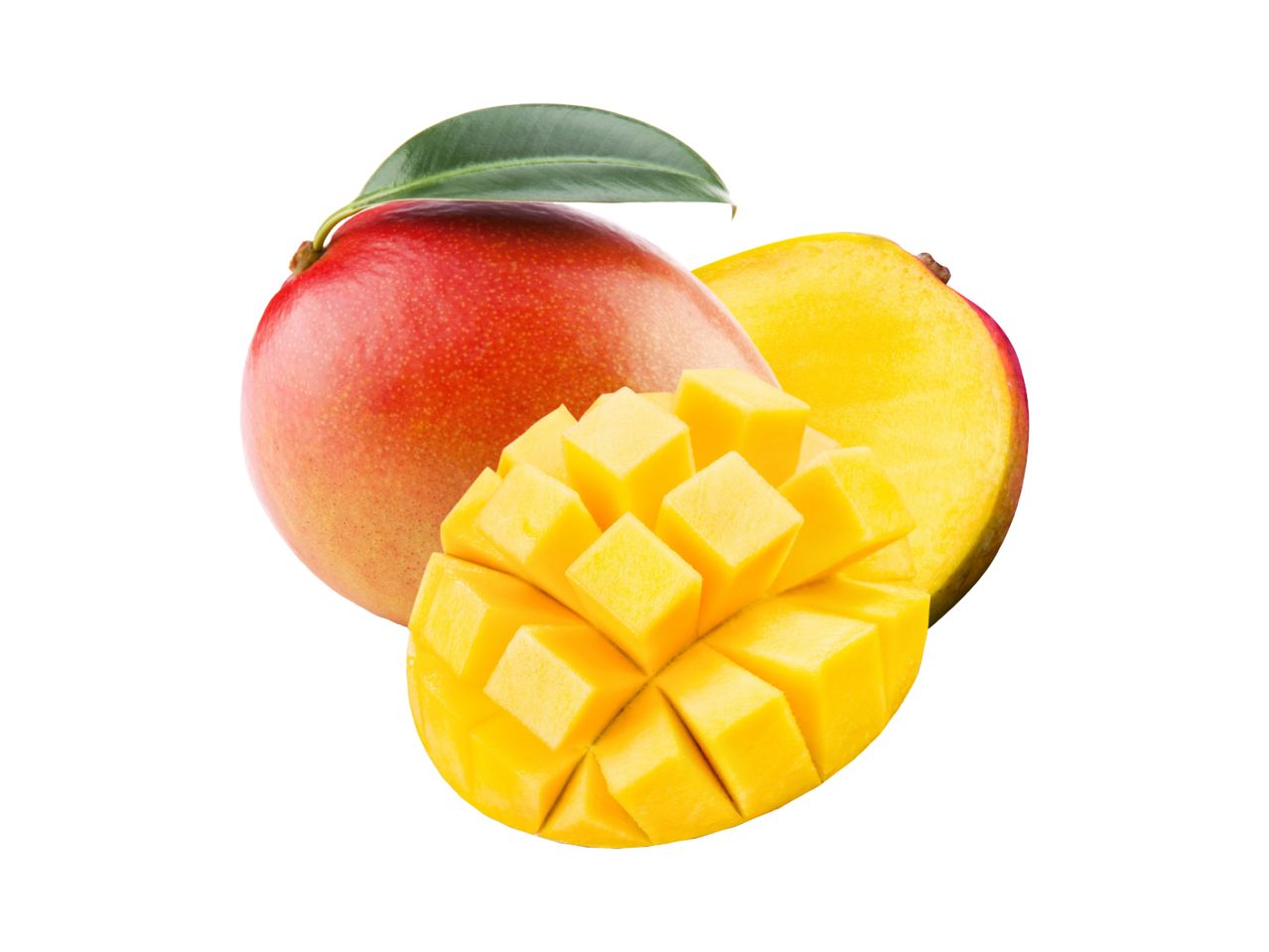 Raudona ir geltona mango vaisių skiltelės su lapu, izoliuotos baltame fone.