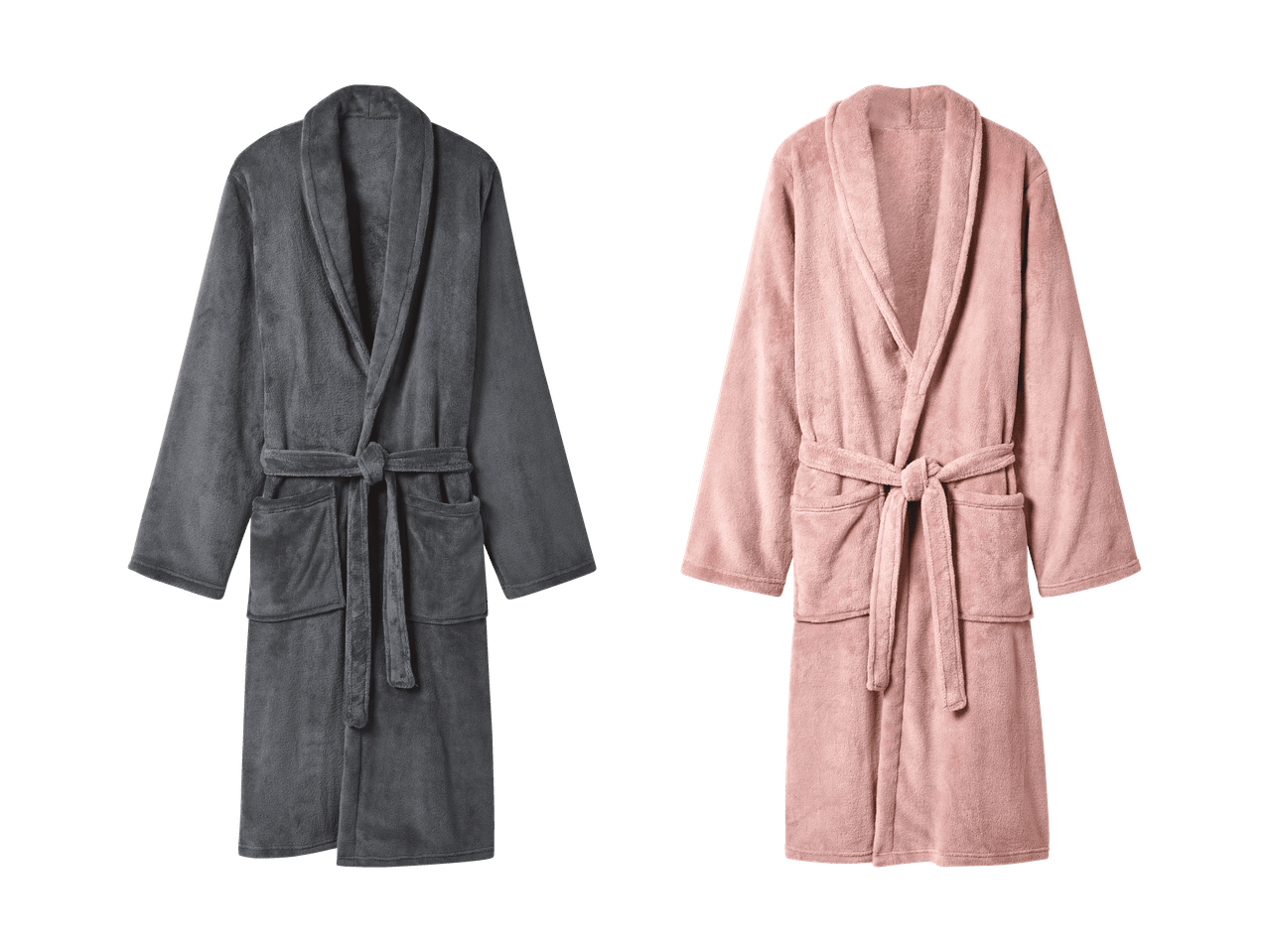 Deux peignoirs en éponge, un gris et un rose, sur fond noir.