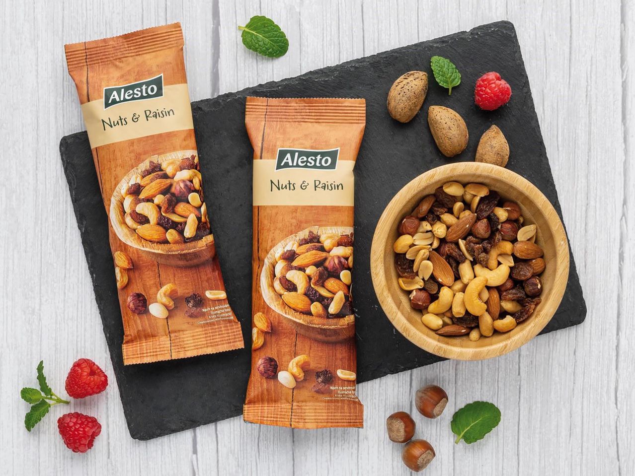 Alésto dió- és mazsola tasakok és egy tál vegyes diófélékkel.
