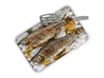 Twee gegrilde forellen met citroen en rozemarijn op een aluminium bakblik.