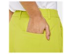 Calça verde-limão com bolsos.