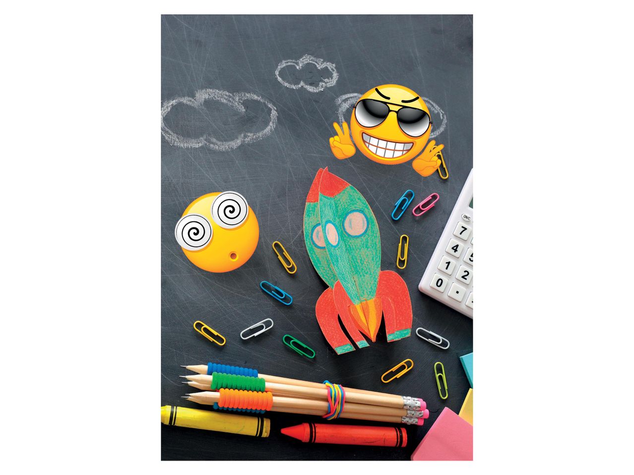 Iskolai kellékek, köztük ceruzák, zsírkréták, papírkapcsok, számológép és emojik egy táblán.