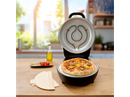 Cuptor electric de pizza Silvercrest® cu o pizza proaspăt coaptă și ingrediente.