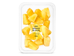 Een doorzichtige plastic bak met verse ananasblokjes, met voedingsinformatie en gewicht van 250g.