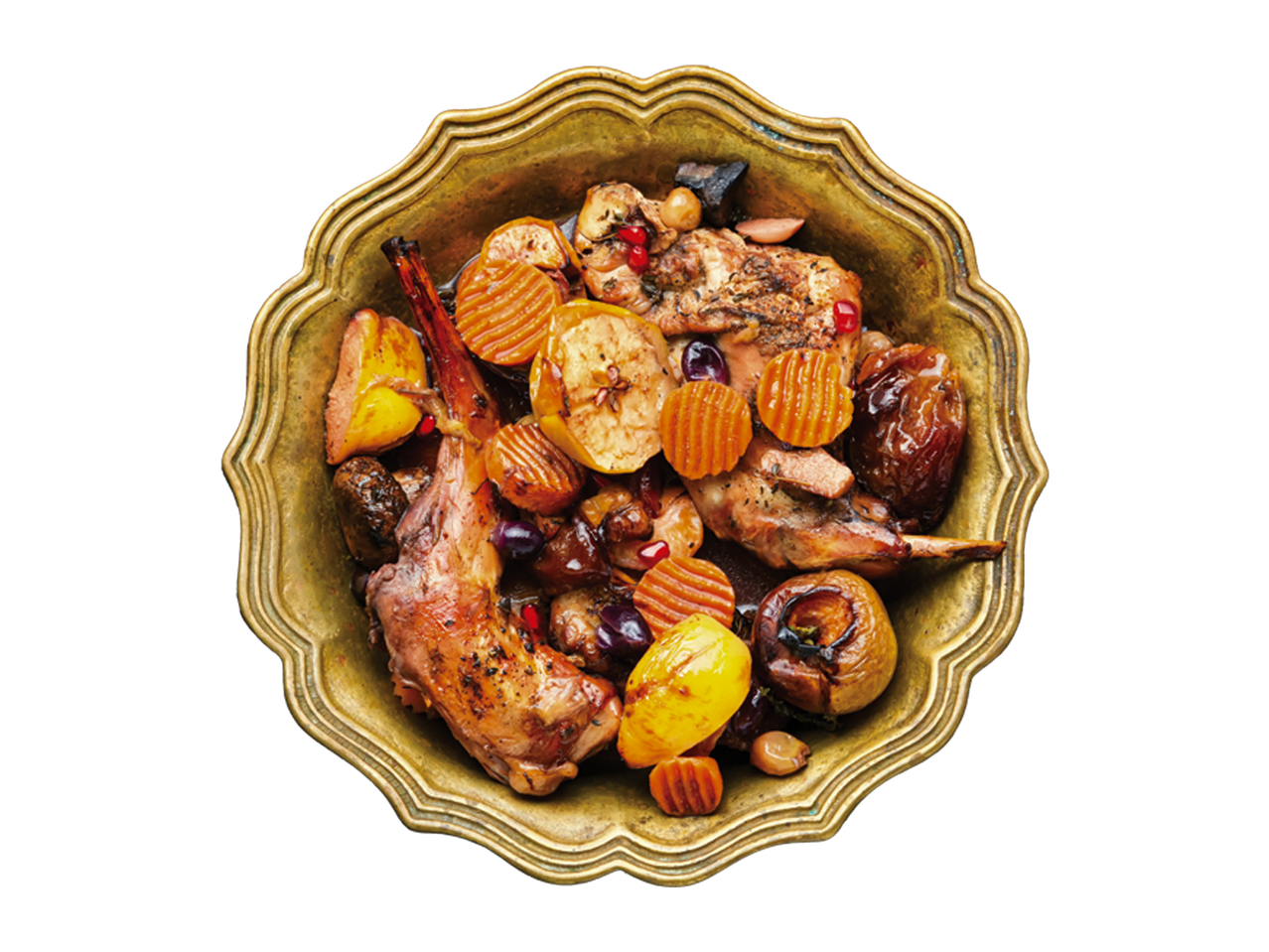 Cepta truša gaļa ar āboliem, burkāniem un ogām zelta bļodā