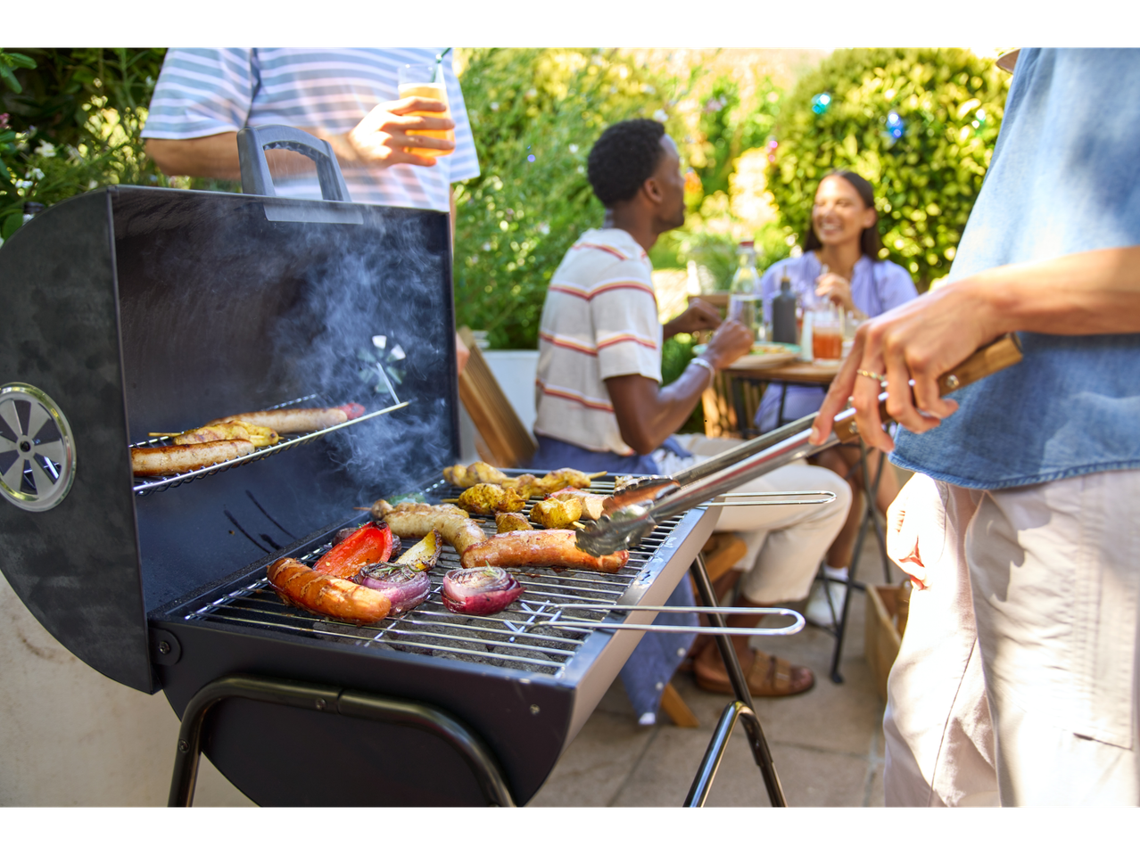 Churrasco: salsichas, legumes, amigos.