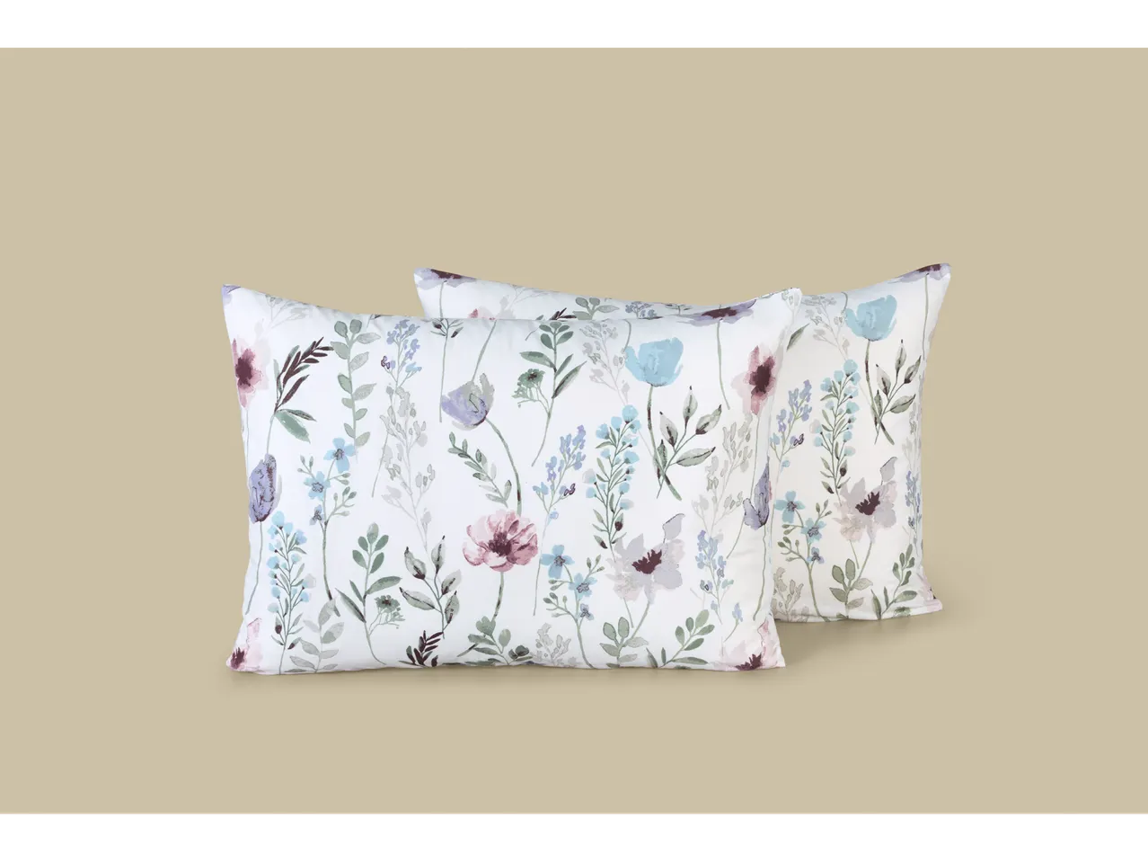 Două fețe de pernă albe din renforcé cu un model floral delicat în albastru, violet și verde.