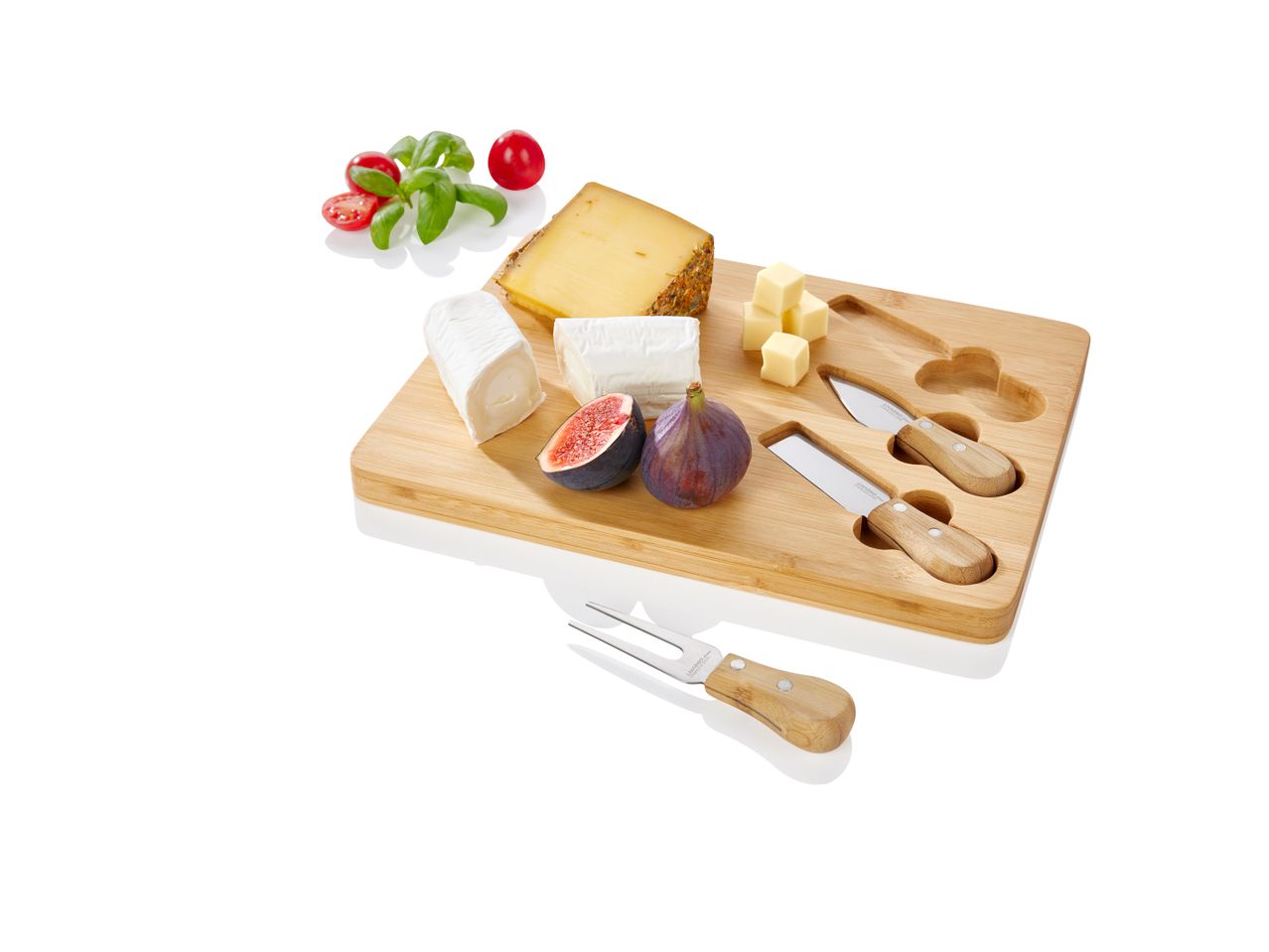 Tagliere in bambù con coltelli per formaggi e assortimento di formaggi.