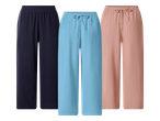 Tri para širokih hlača od muslina u tamnoplavoj, svijetloplavoj i ružičastoj boji.
