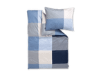 Bettwäsche-Set mit Kissen und Decke in blau-weiß kariertem Muster mit Streifen.