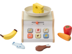 Žaislinės svarstyklės su mediniais maisto produktais, įskaitant sūrį, bananą, žuvį, vištienos šlaunelę, papriką, morką.