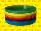 Цветни пластмасови чинии на жълт фон с надпис XXL.