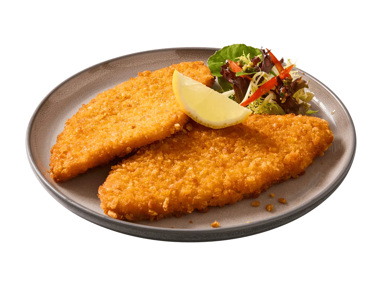Zwei goldbraun panierte Fischfilets mit Zitronenspalte und frischem Salat auf einem Teller.