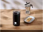 Moedor de café SILVERCREST® e cafeteira moka em superfície de madeira com biscoitos.