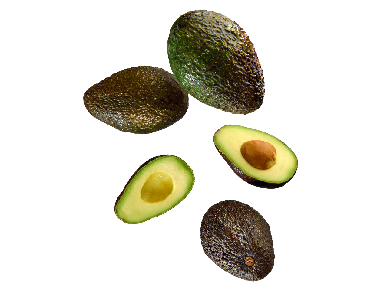Vijf avocado's vallen op een zwarte achtergrond.