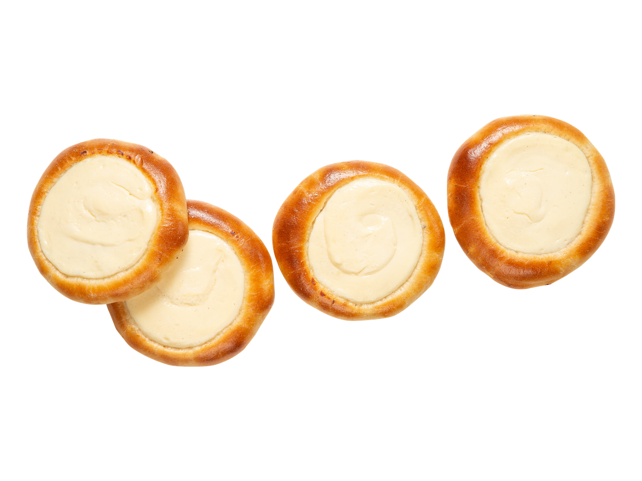 Neljä juustotäytteistä pullaa mustalla taustalla