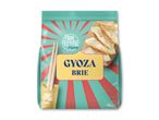 Pose med frosne gyoza med brie, spisepinde og teksten 'GYOZA BRIE'.