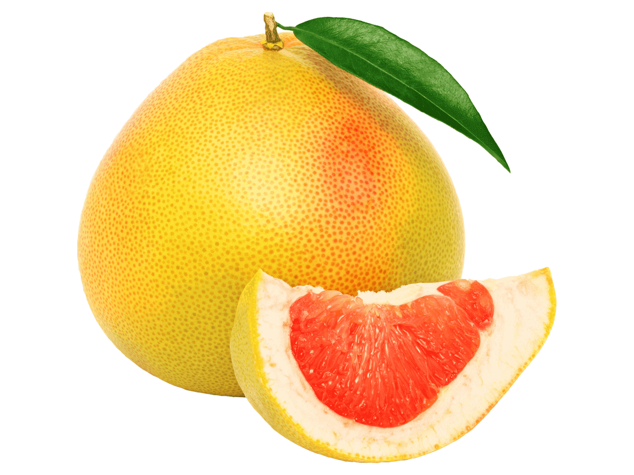 Egész és egy szelet piros húsú pomelo zöld levéllel.