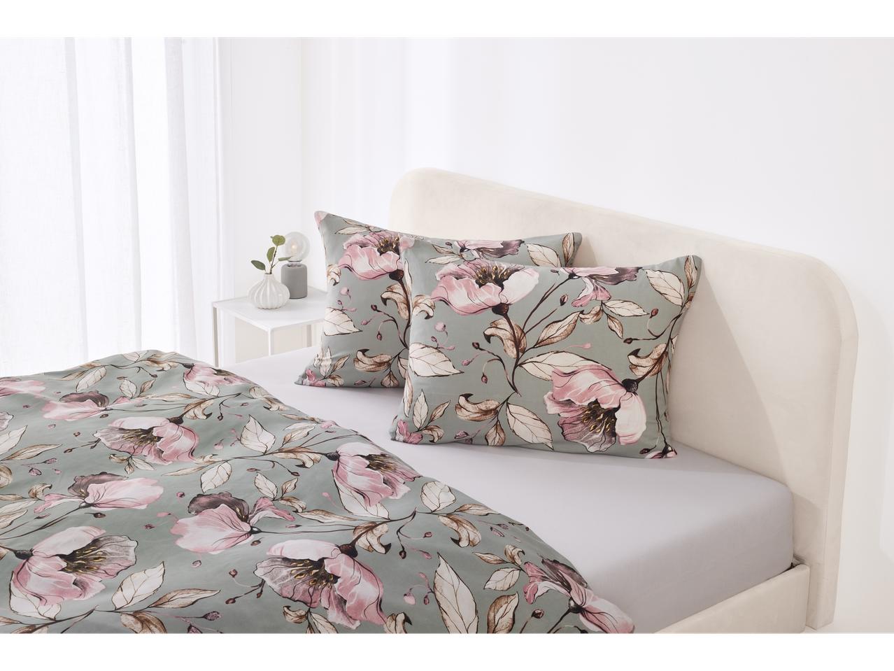 Κλινοσκεπάσματα με floral print: παπλωματοθήκη και μαξιλαροθήκες σε απαλούς παστέλ τόνους.