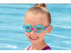 Fetiță zâmbitoare cu ochelari de înot CRIVIT cu Mica Sirenă, în piscină.